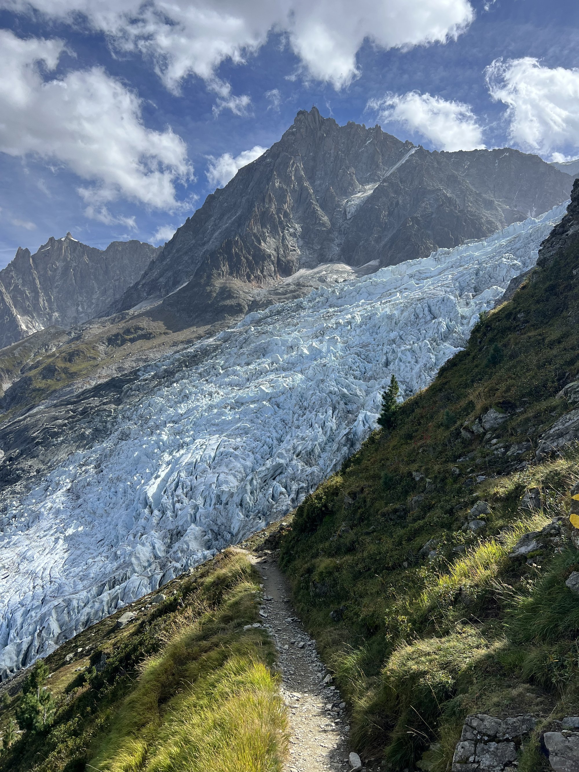 Sentier face au glacier des Bossons, massif du Mont-Blanc