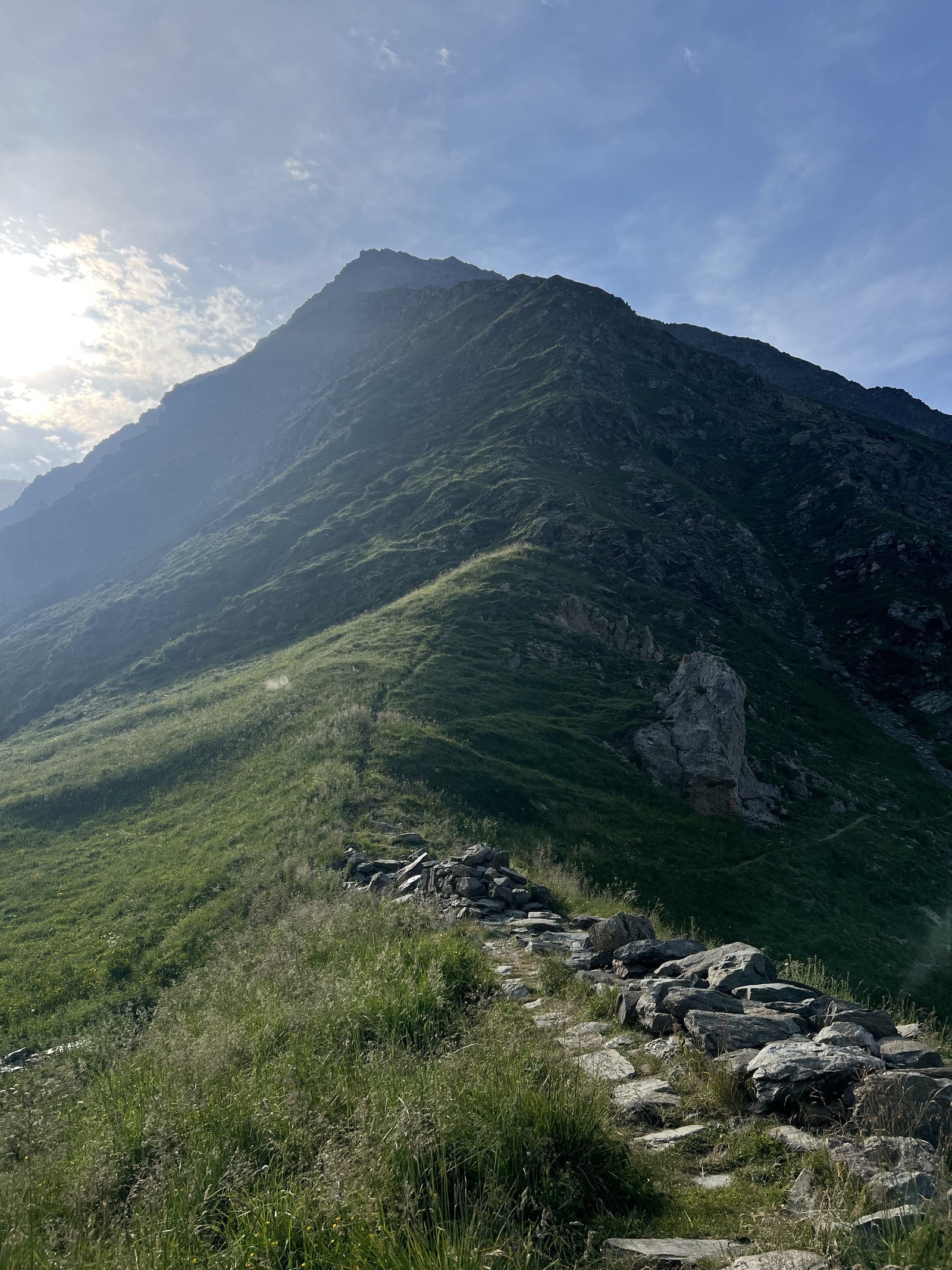 Sentier de crête au lever du jour
